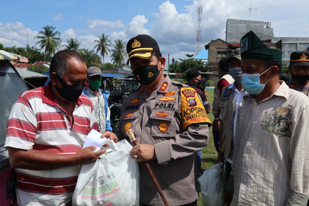 50 Penarik Becak Terima Bantuan Kapoldasu yang Diberikan oleh Kapolres Batu Bara