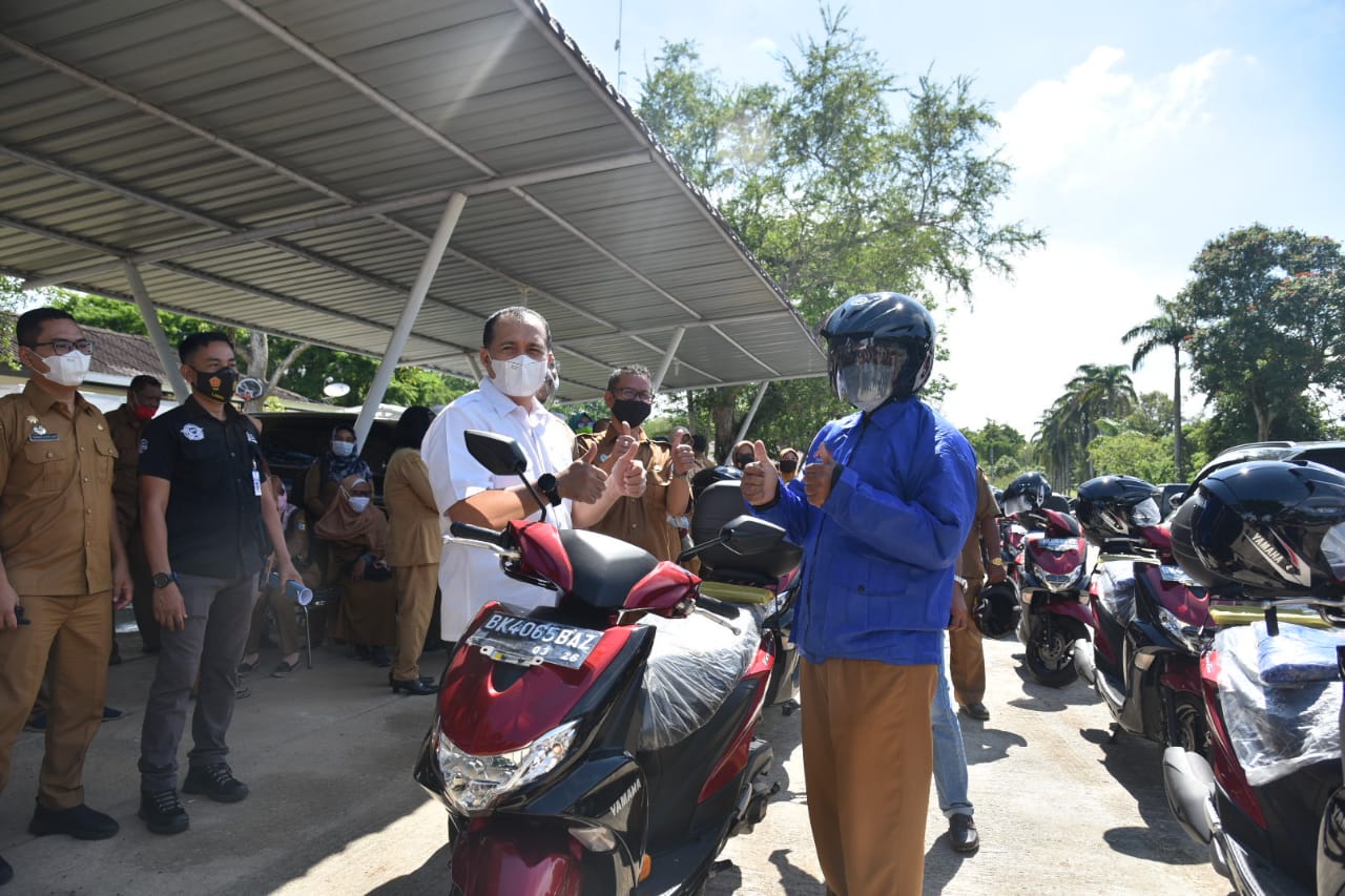 Bupati Batu Bara Berikan Bantuan Sepeda Motor Kepada Kordinator Tenaga Pendidik