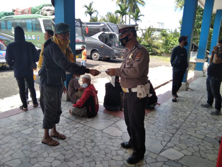 Operasi Yustisi Satlantas Polres Way Kanan Bagikan Masker