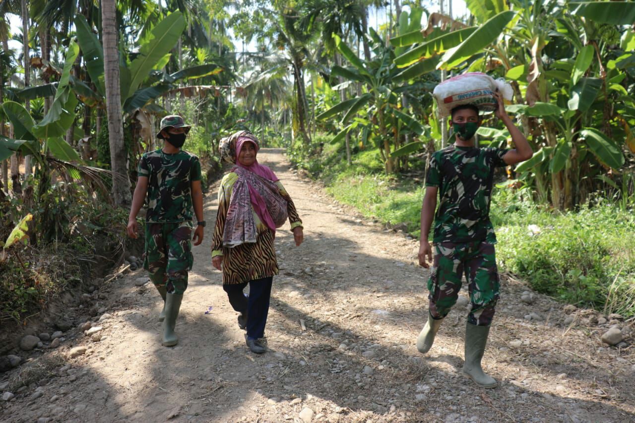 Satgas TMMD Berbaur Dalam Keakraban Bersama Masyarakat Desa Alue Limeng