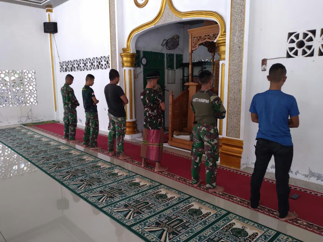 Di Tengah Hiruk Pikuk TMMD Satgas dan Masyarakat Tetap Makmurkan Masjid