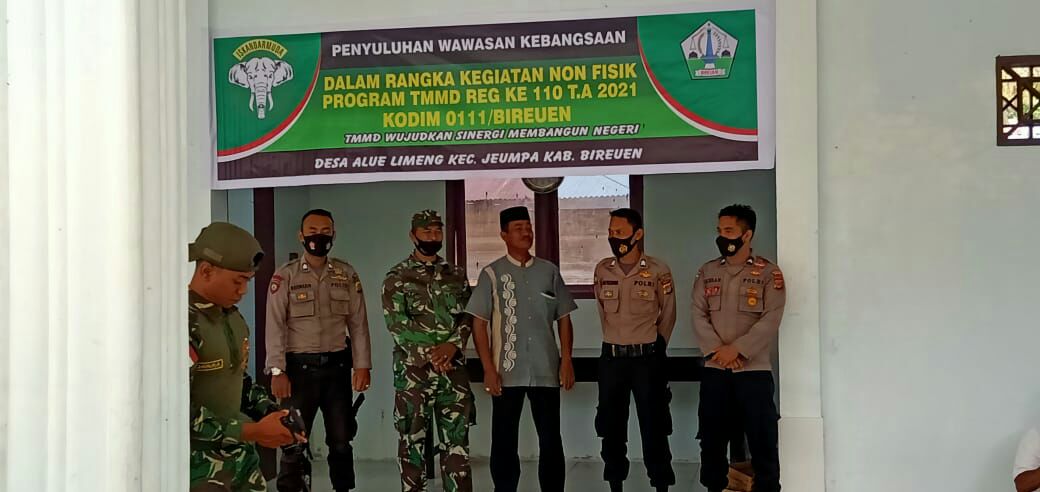 Kades Alue Limeng Dampingi Satgas TMMD dan Polisi Berikan Penyuluhan Bahaya Narkoba