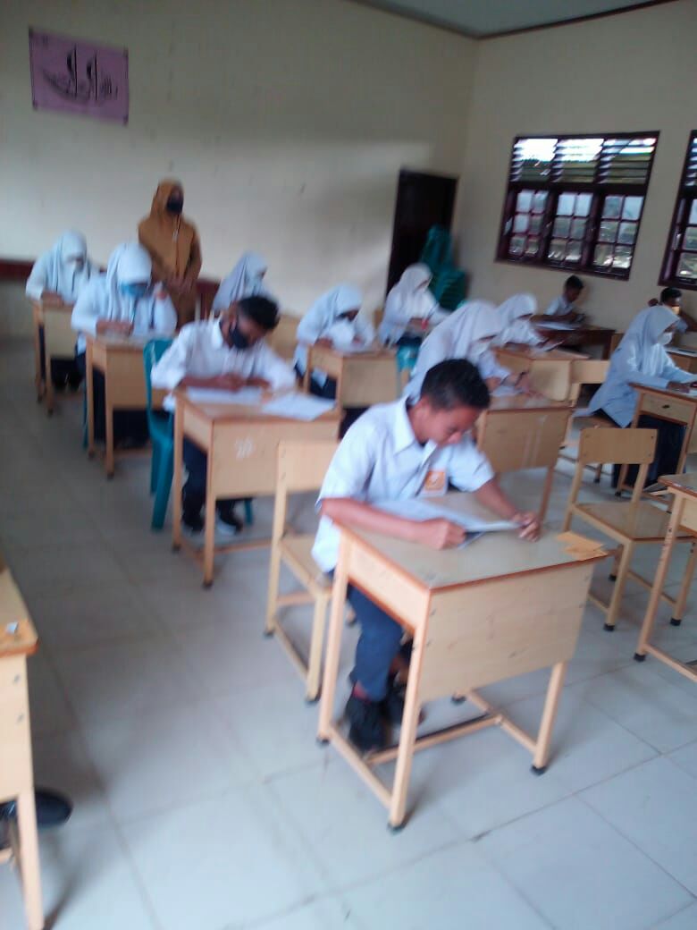 Tetap Jaga Jarak 169 Siswa MTSN 8 Bireuen Ikuti Ujian Akhir 2021