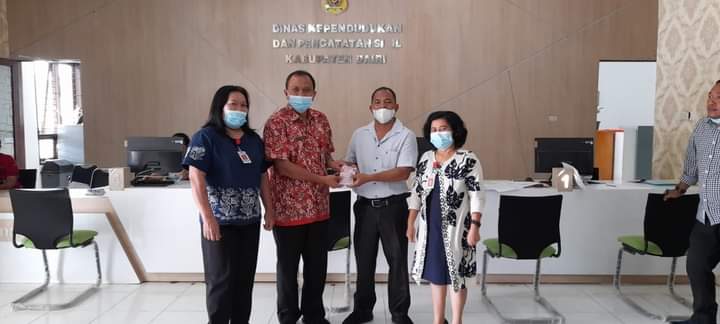 Kepala SMPN 1 Sumbul Terima 420 Keping KIA