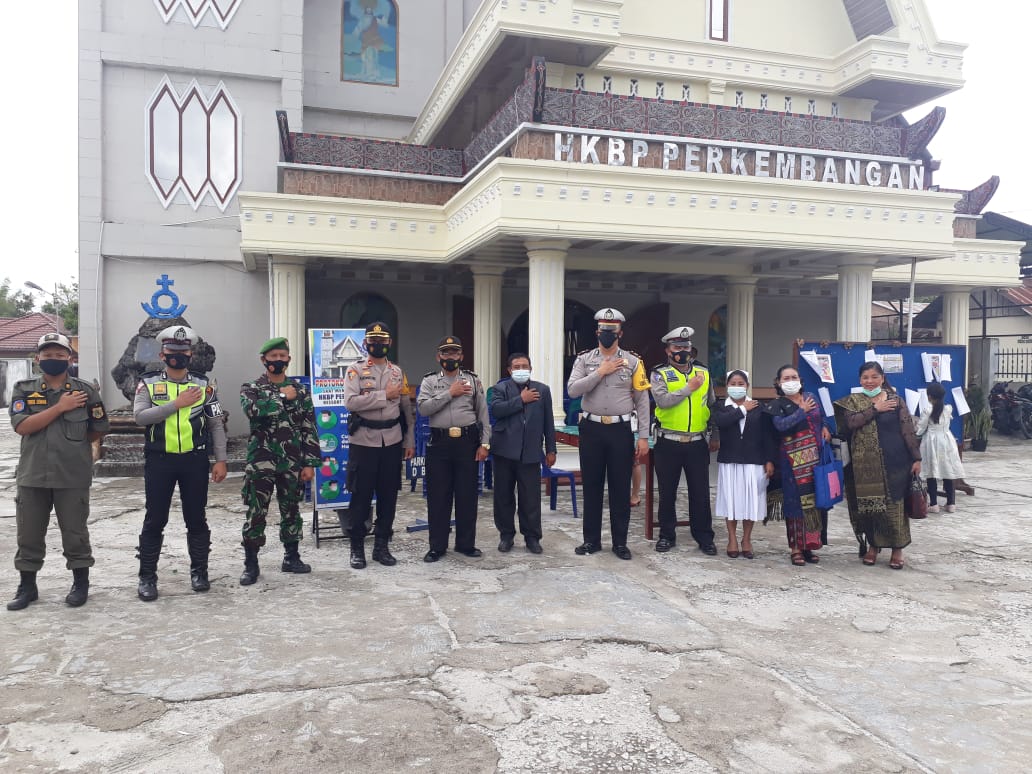 Polres Dairi Bersama TNI Laksanakan Monitoring Pengamanan Ibadah Gereja