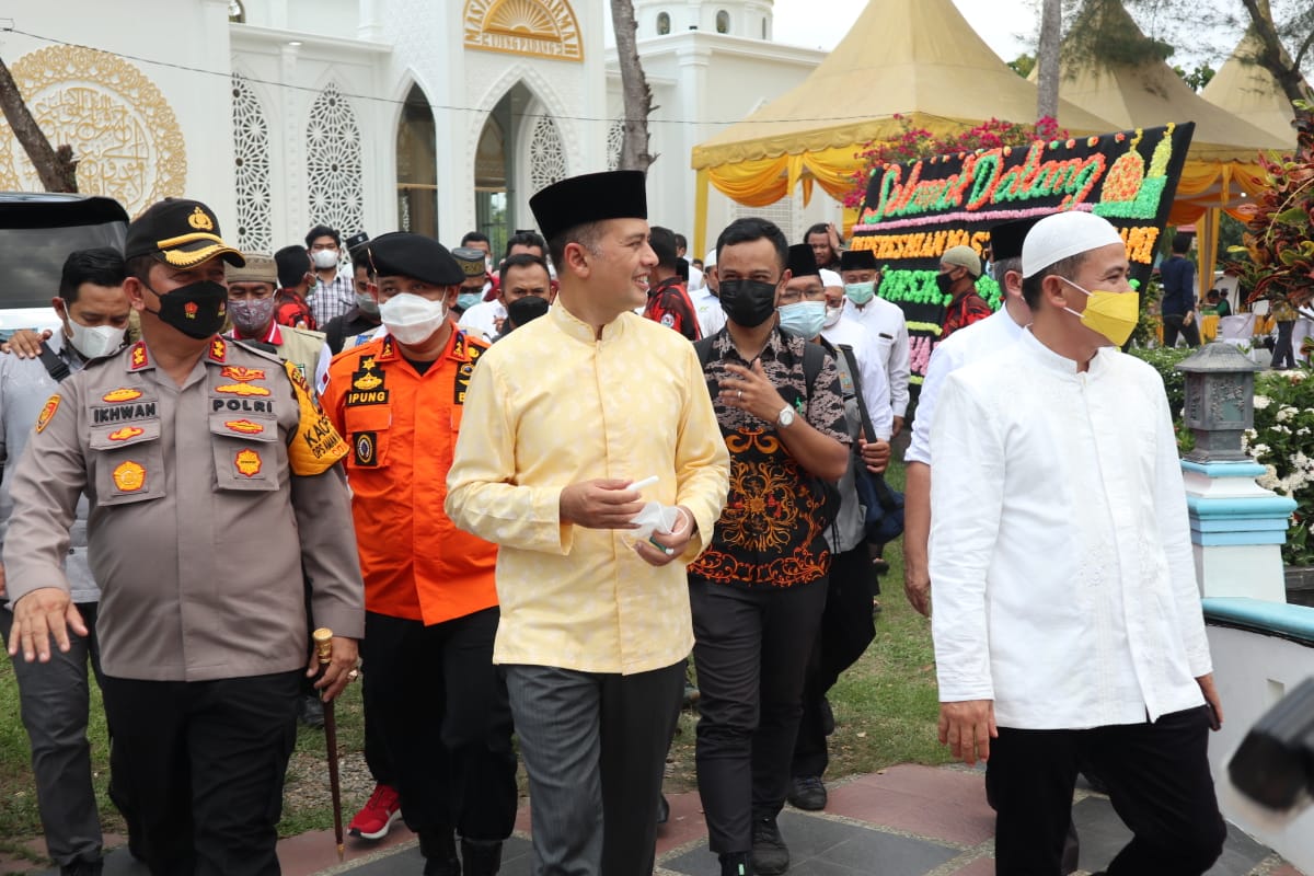 Wagubsu dan Kapolres Batu Bara Resmikan Mesjid dan Berikan Sembako ke Anak Yatim