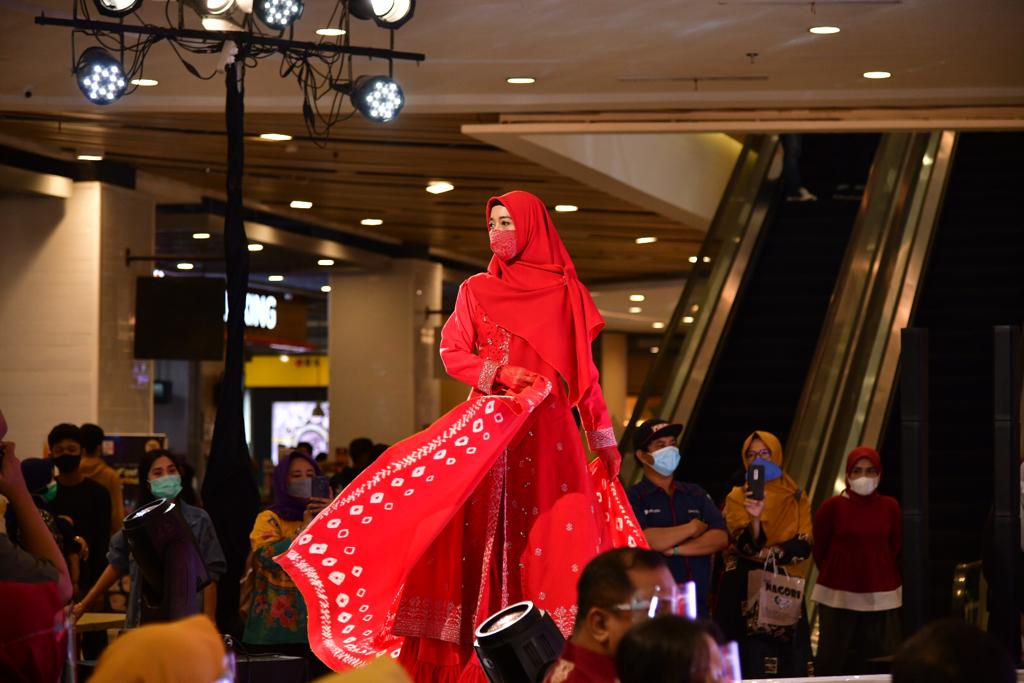 RIFF 2021 Istri Bupati Tampilkan Busana Tenun Khas Batu Bara 