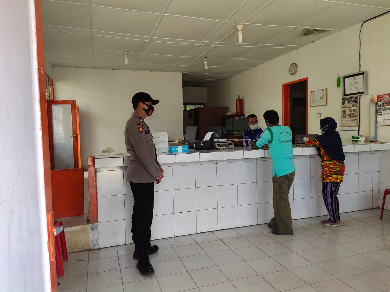 Personil Polsek Sukarame Amankan Pembagian BST Di Kantor Pos