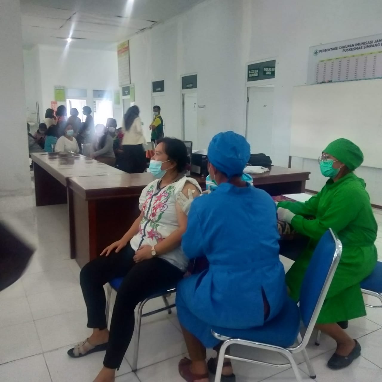 Guru dan Tenaga Kependidikan SMA N 1 Simpang Empat Jalani Vaksinasi
