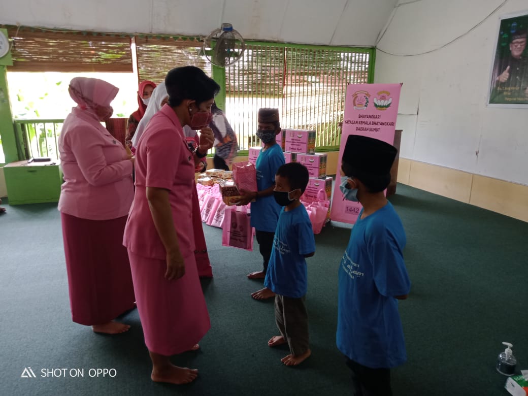 Ketua PD Bhayangkari Sumut Berikan Santunan ke Panti Asuhan Darul Aitam