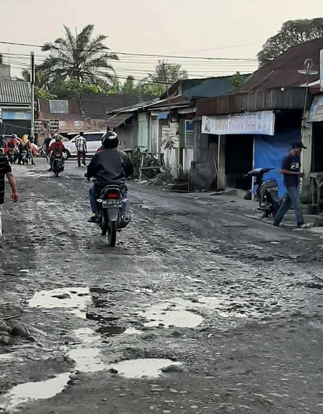 Warga Keluhkan Jalan Seputaran Sunggal : Kami Butuhkan Perbaikan Jangan 'Dianak Tirikan'