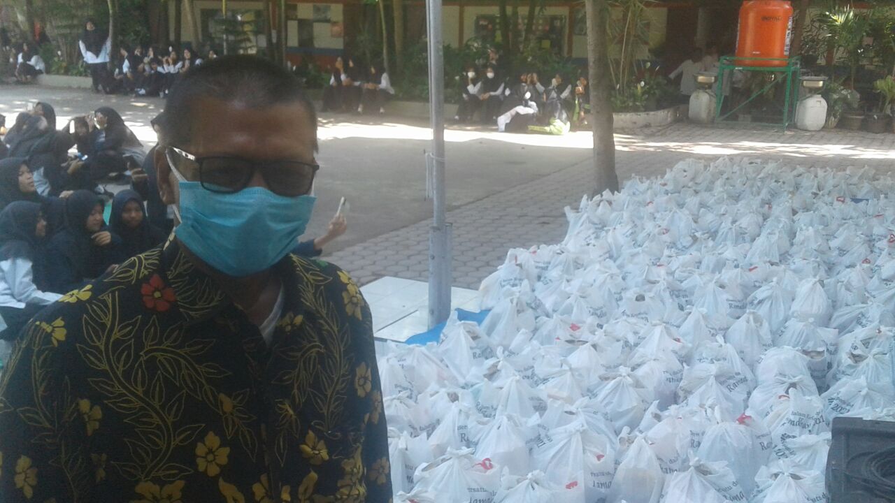 SMPN 1 Bireuen Bagikan Paket Sembako Untuk Siswa Yatim Piatu