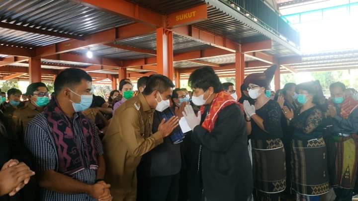 Wabup Karo Melayat ke Rumah Duka Orang Tua Ketum Moderamen GBKP