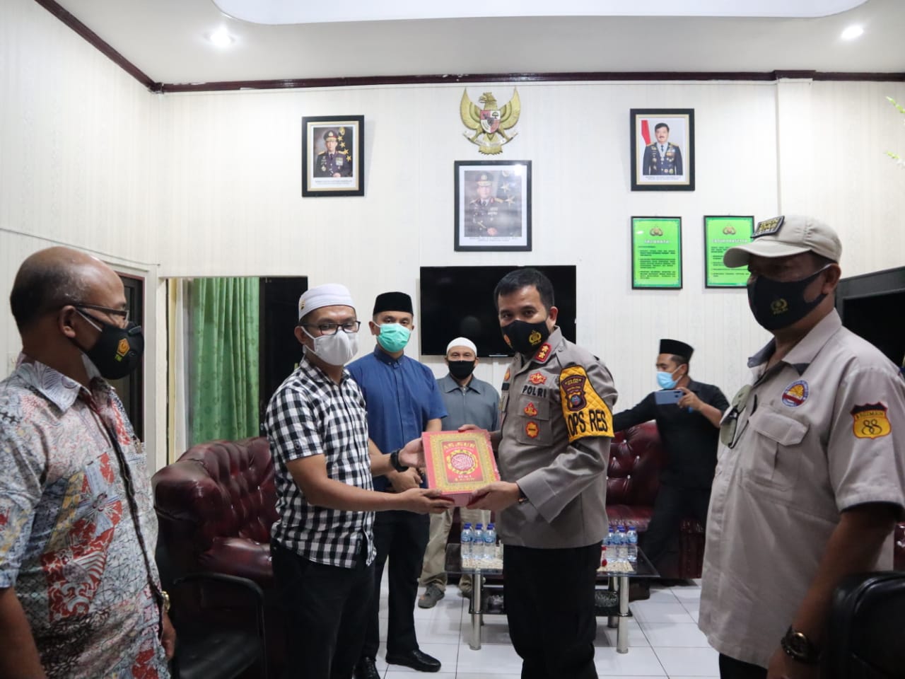 Kapolres Dairi Bantu Buku Untuk Perpustakaan PD Muhammadiyah