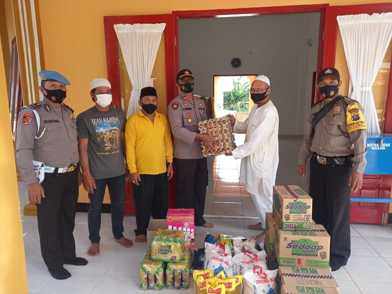 Polsek Tigapanah Gelar Jumat Barokah Dan Serahkan Sembako