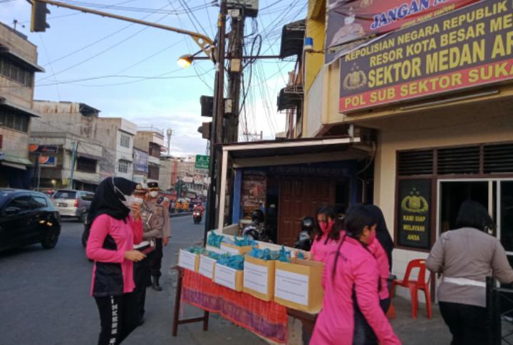 Ketua Bayangkari Cabang Poltabes Medan dan Ketua Ranting Medan Area Berbagi Takjil