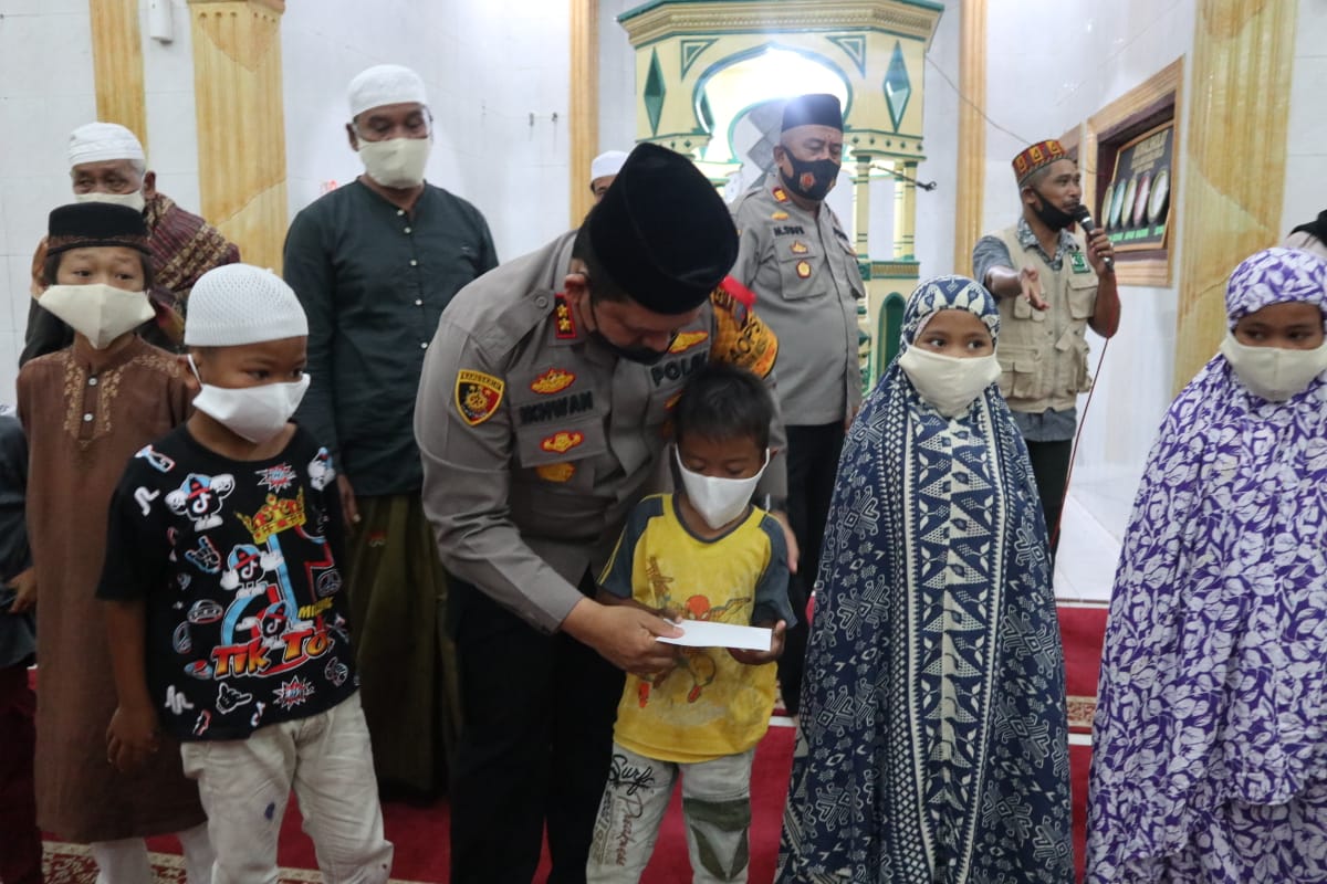 Polres Batu Bara Gelar Patroli Asmara Subuh dan Bagikan Sembako ke Masjid 