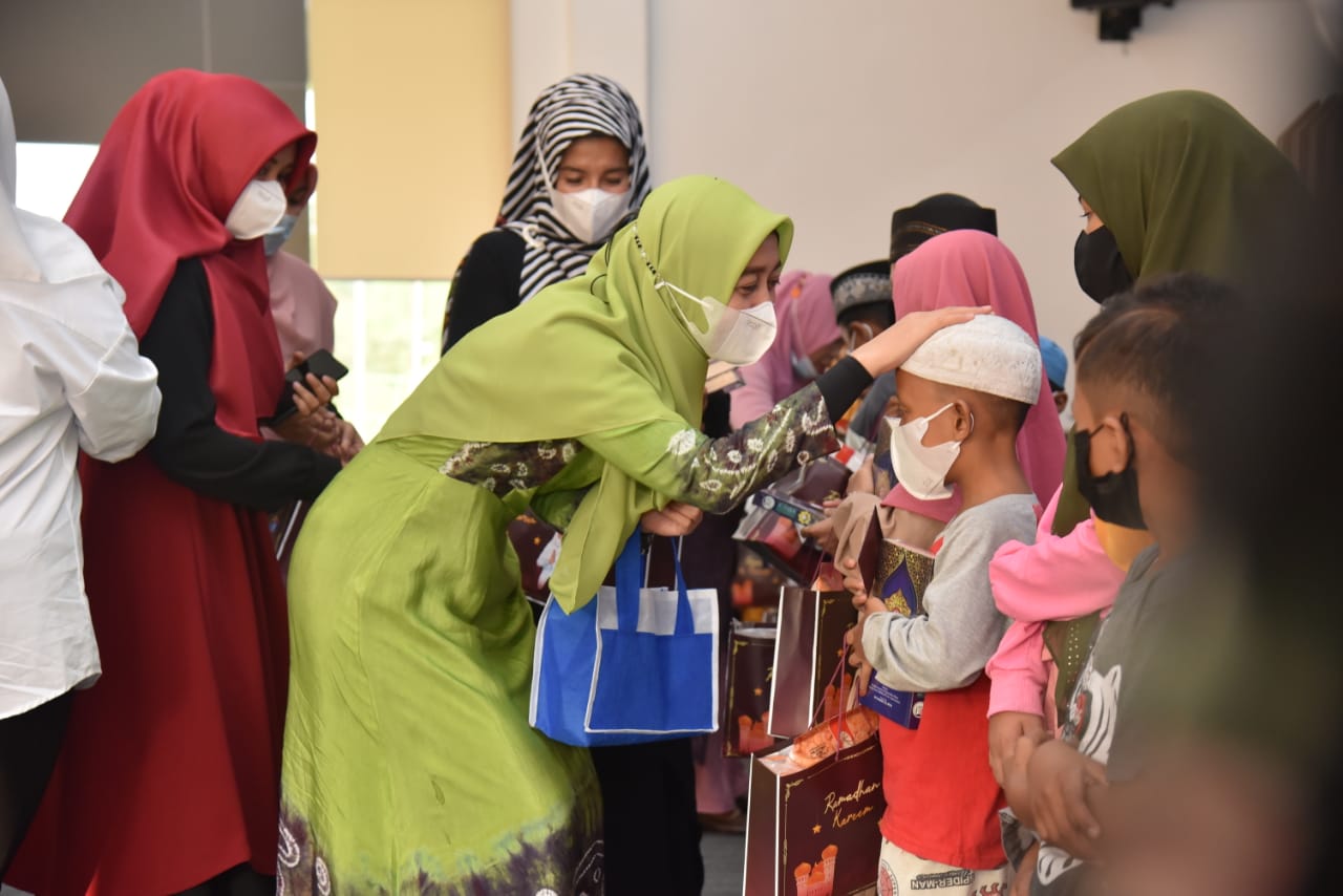 Rayakan Ulang Tahun Istri Bupati Batu Bara Santuni Puluhan Anak Yatim 
