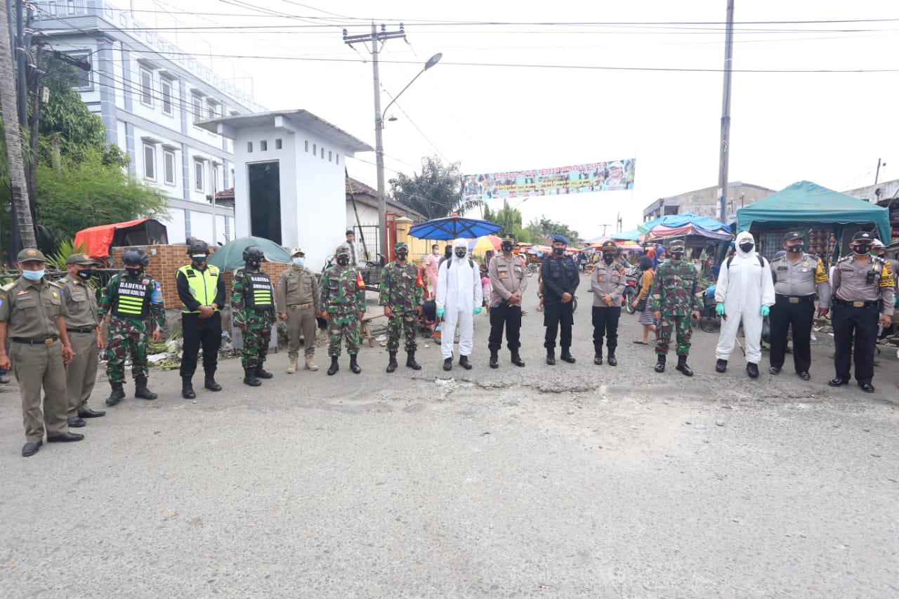 TNI-Polri dan Pemko Medan Semprotkan Cairan Disinfektan Skala Besar
