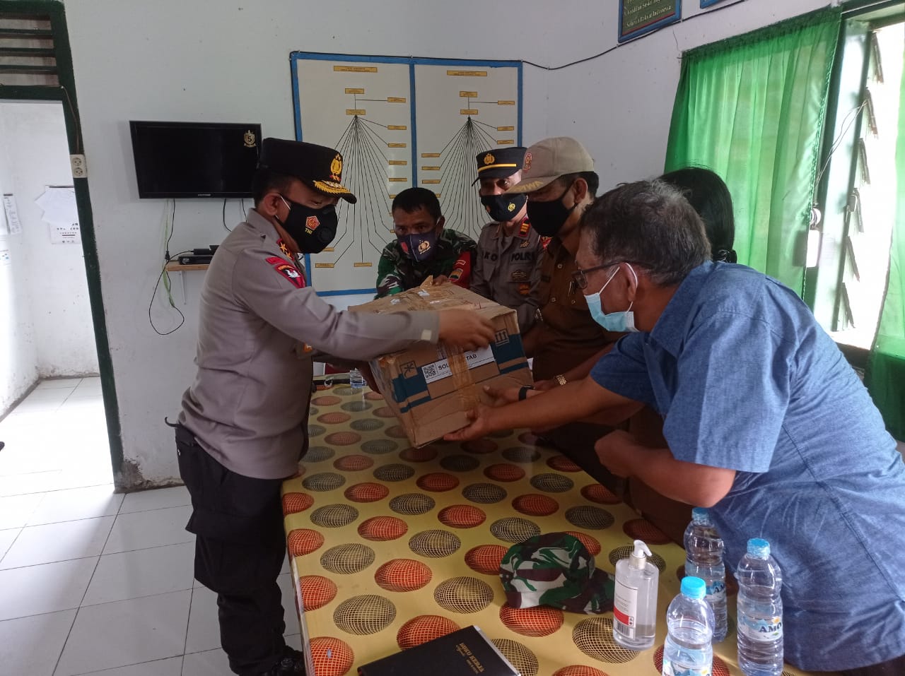 Kapolda Sumut Serahkan Bantuan Sebanyak 500 Swab Antigen Di Tapanuli Utara 