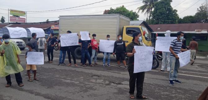 Warga Gelar Aksi Unjuk Rasa