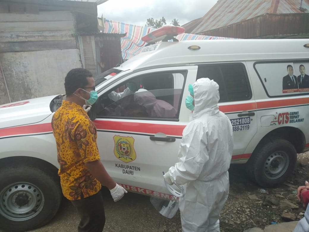 Personil Polres Dairi Turun Tangan Bantu Pemakaman Jenazah Korban Covid-19 