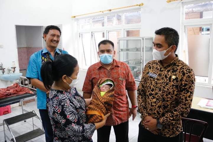 Tinjau Puskesmas Wabup Karo Beri Nama Bayi Baru Lahir