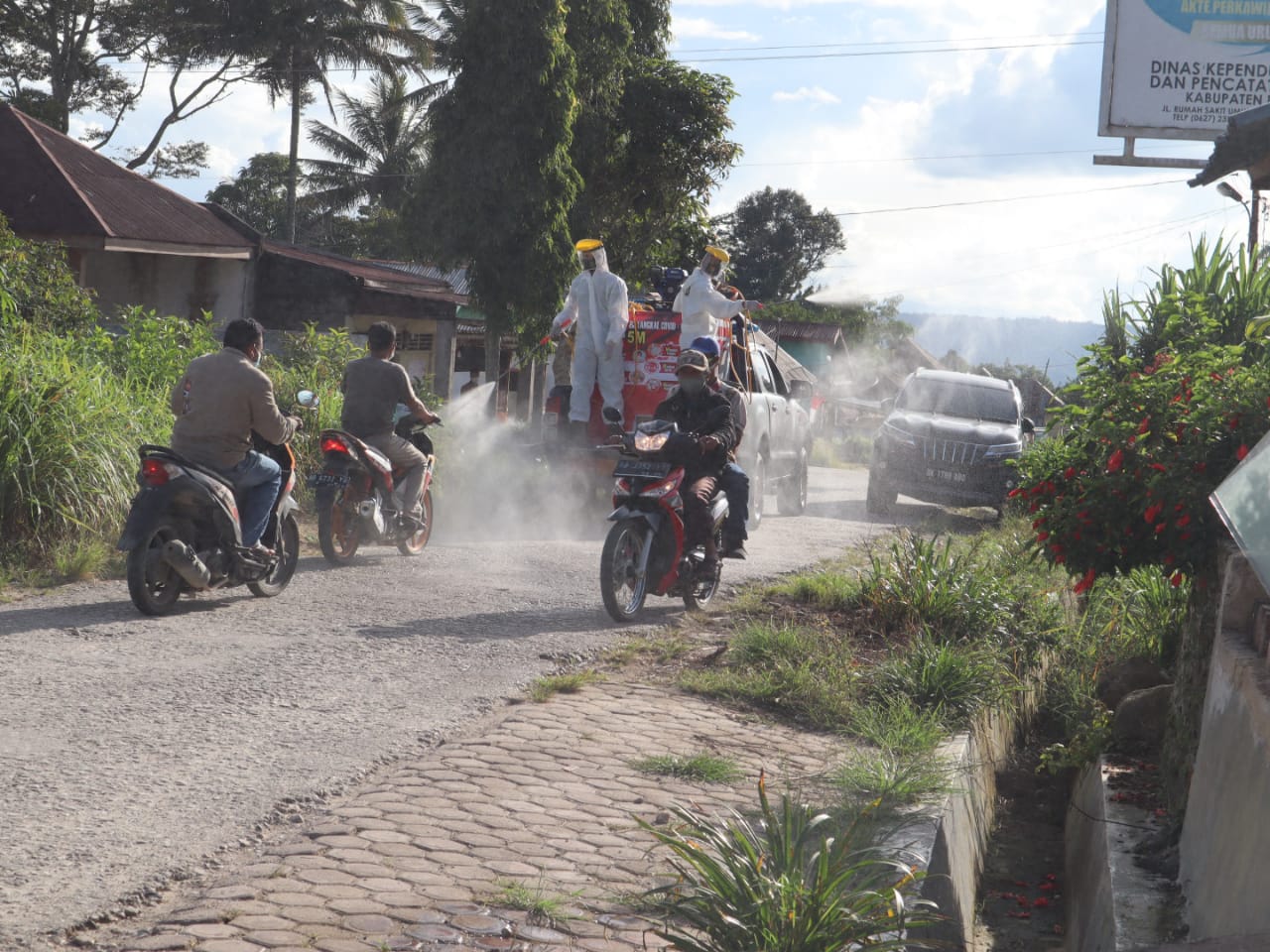 Polres Dairi Bersama Polda Sumut Laksanakan Penyemprotan Disinfektan