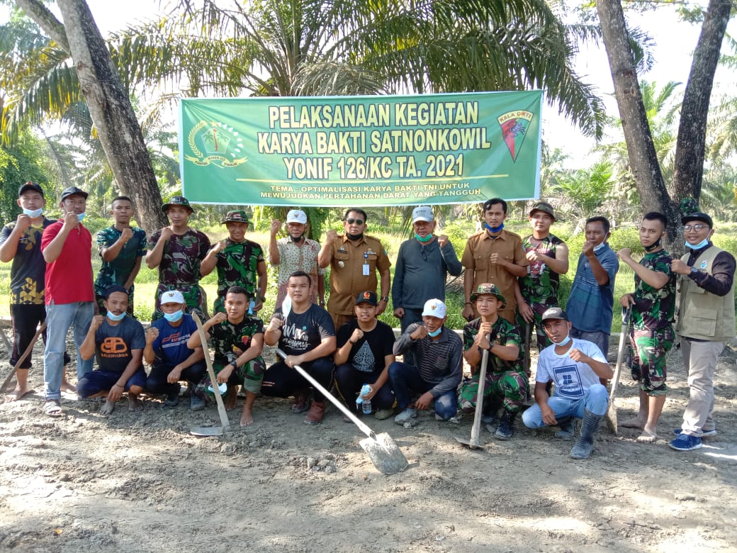Yonif 126 Kala Cakti Bersama Camat Sei Balai Gelar Gotong Rotong