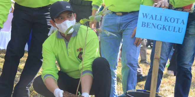 Wawali Bersihkan Sampah di Taman Berkas dan Pantai