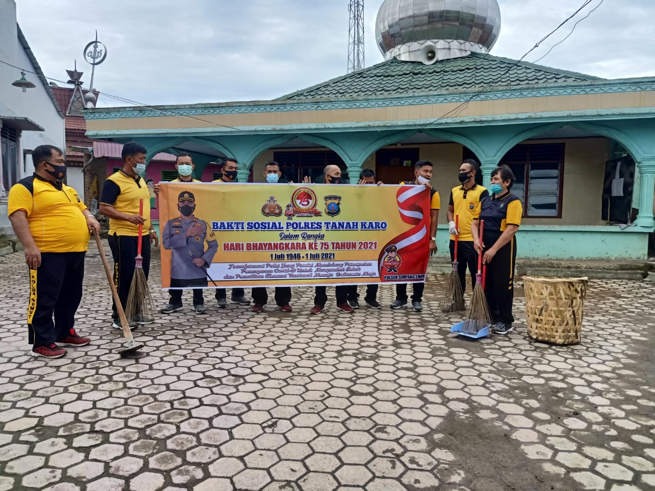 Sambut HUT Bhayangkara Ke-75 Polres Tanah Karo Gelar Jumat Bersih ke Rumah Ibadah