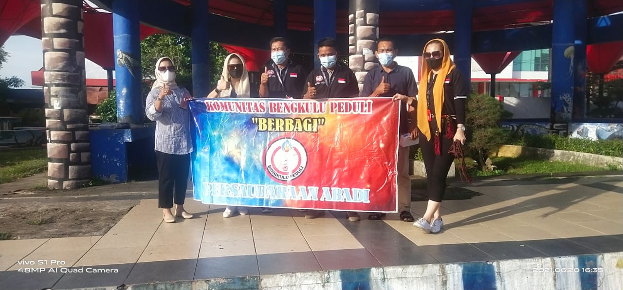 Bagikan Nasi Kotak dan Masker Bengkulu Peduli Ambil Bagian Lawan Covid-19