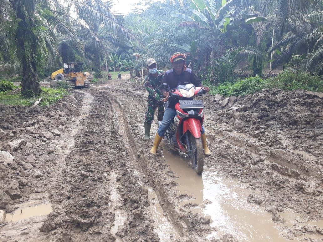 Jarak Lebih Dekat Warga Pilih Lalui Jalan TMMD Kodim 0204/DS
