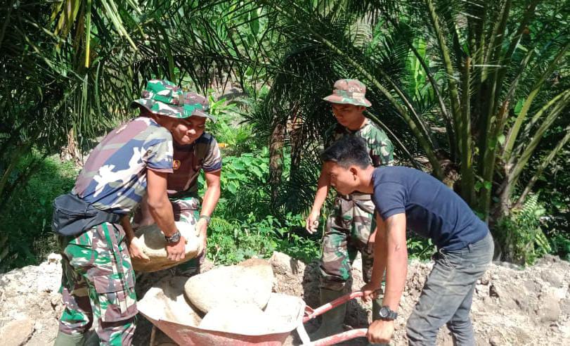 TNI dan Masyarakat Bahu-Membahu di Kegiatan TMMD 111 Kodim 0204/DS