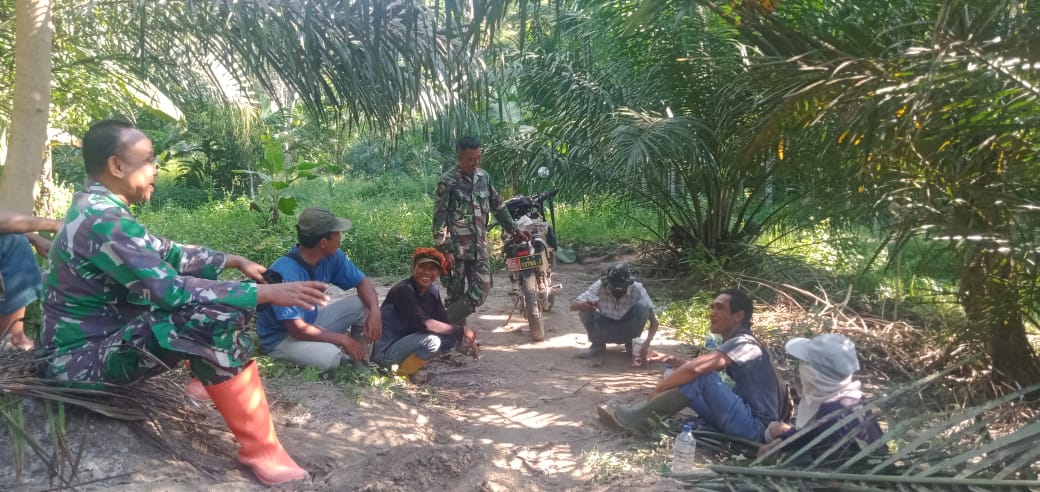 Komsos di Waktu Istirahat Satgas TMMD Kodim 0204/DS Edukasikan Bahaya Karhutla 