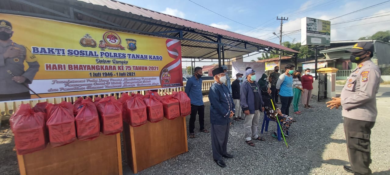 Sambut HUT Bhayangkara Ke-75 Polsek Tigapanah Bagikan Paket Sembako