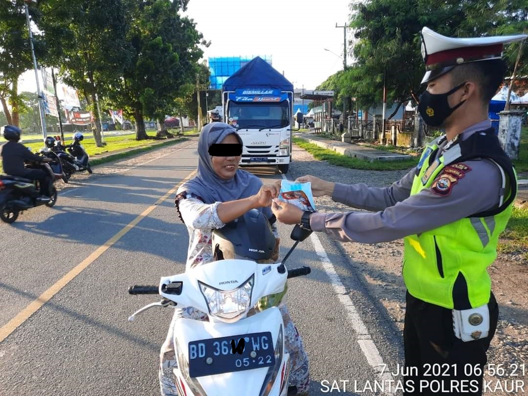 Polres Kaur Tempel Stiker dan Bagikan Masker