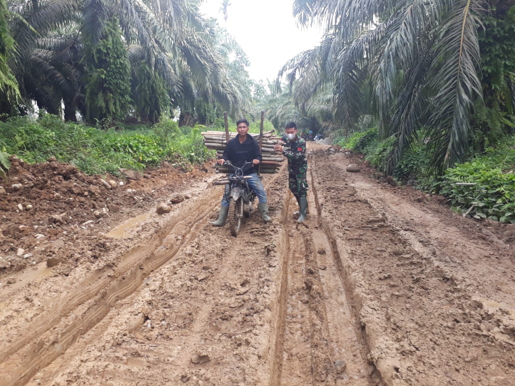 Atasi Permasalahan Warga Satgas TMMD Kodim 0204/DS Bantu Kendaraan Lewati Jalan Berlumpur