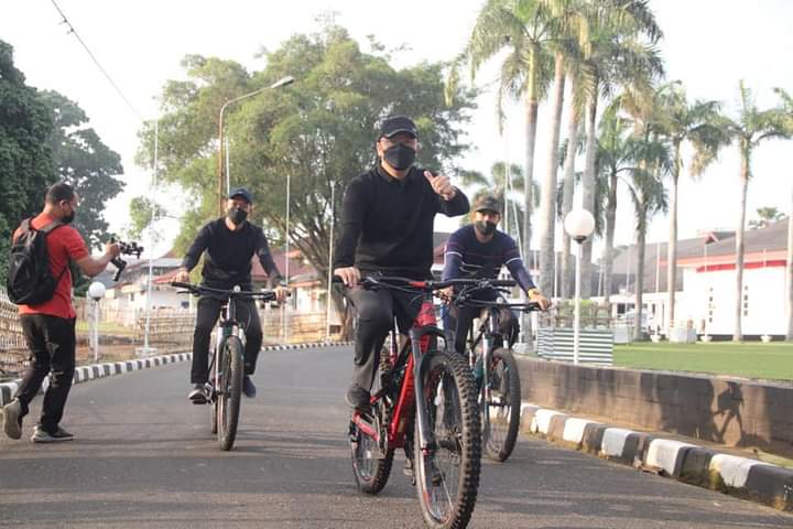 Gowes ke Gudang Bulog Gubernur Rohidin Tekankan Pentingnya Jaga Kebugaran
