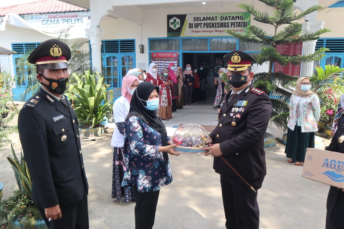 Kapolres Batu Bara Berikan Bingkisan Kepada Tim Vaksinator Puskesmas