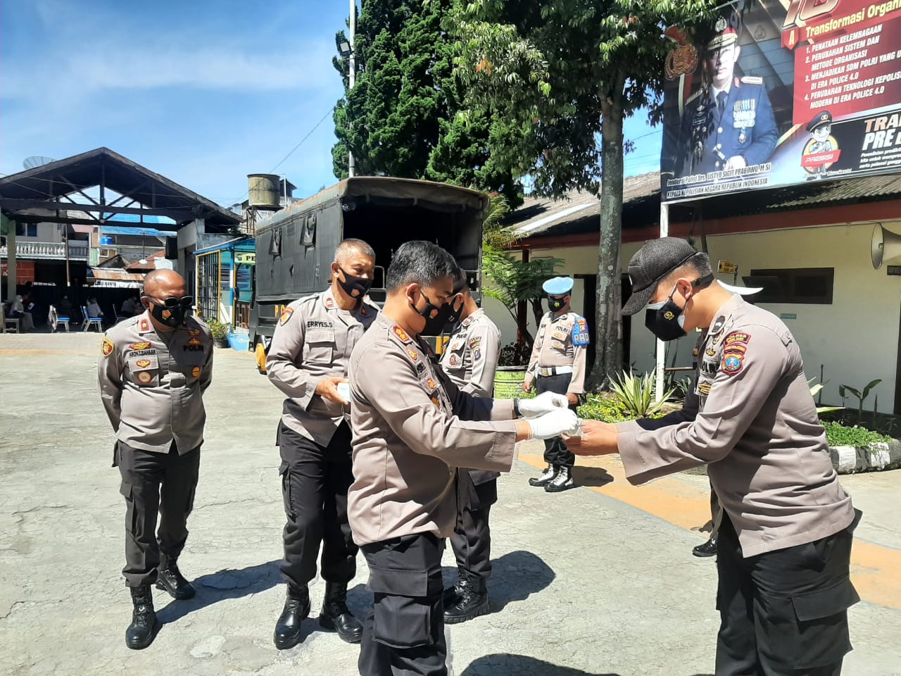 Bagikan Sarung Tangan Bagi Personil Ini Pesan Kapolres Tanah Karo