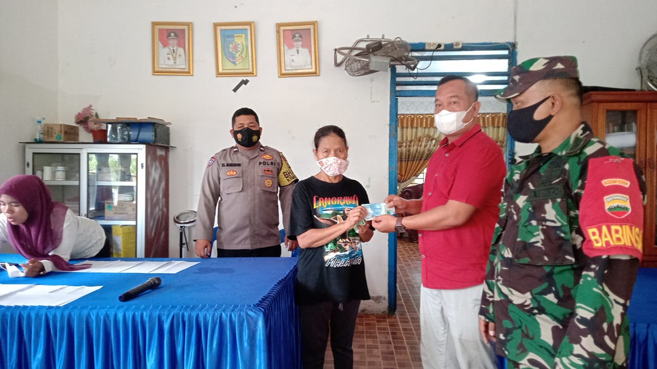 Personil Polsek Indrapura Kawal Penyaluran BLT Tahap I Desa Dewi Seri