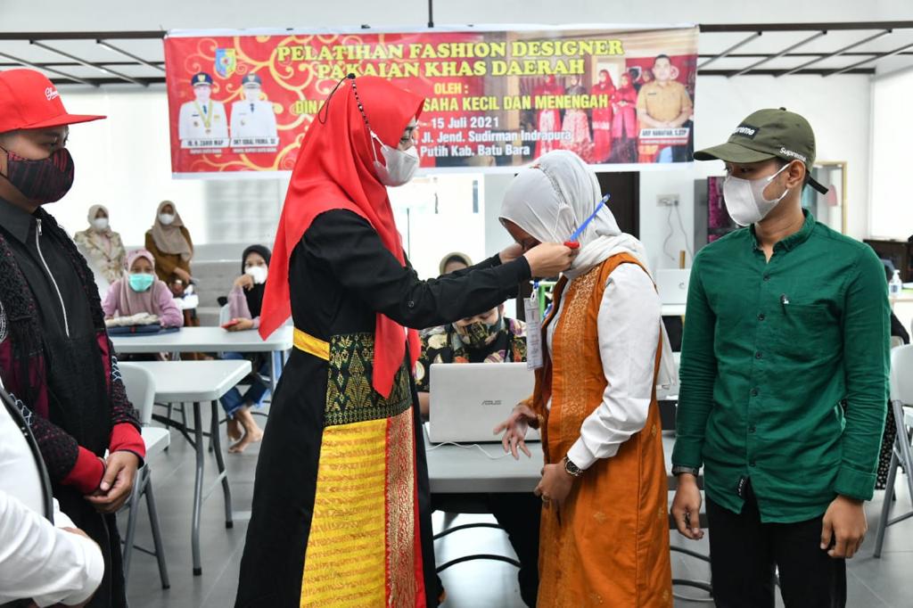 Ketua Dekranasda Batu Bara Buka Pelatihan Desainer Wastra Budaya
