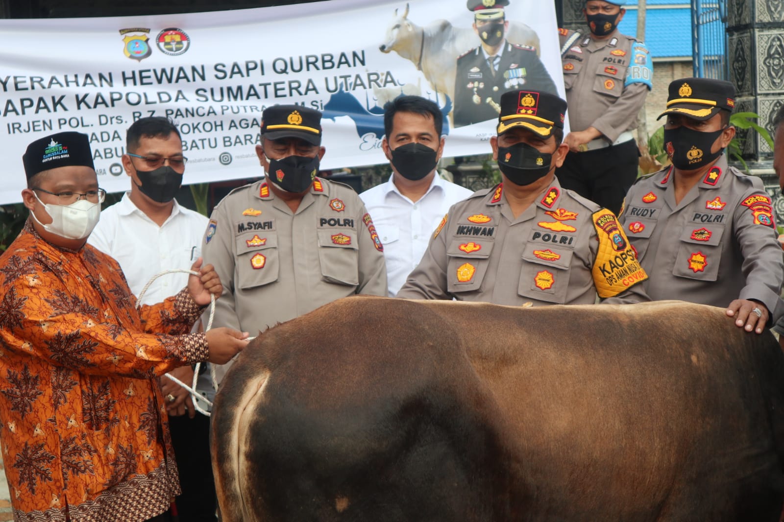 Kapolres Batu Bara Salurkan Sapi Qurban Ke Pesantren Guntur Kedai Sianam