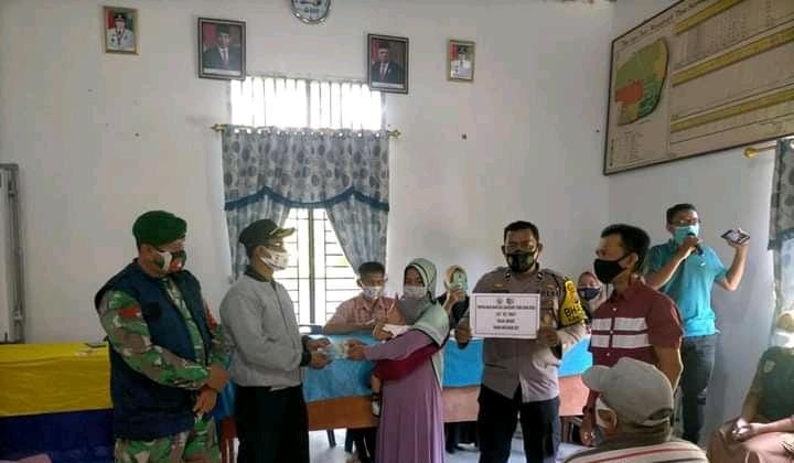 Personil Polsek Labuhan Ruku Lakukan Giat PPKM di Desa Sidomulio