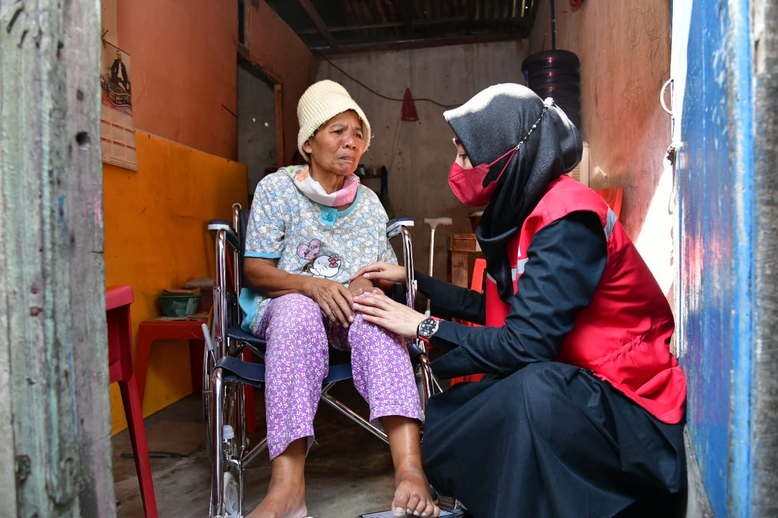 Ketua BK3S Berikan Bantuan Kursi Roda Ke Warga Tanjung Gading