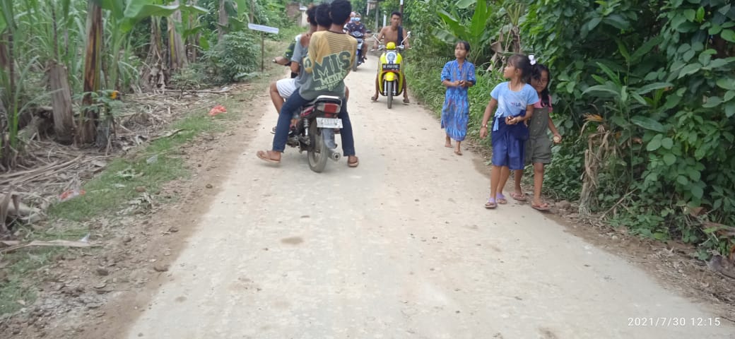 Warga Keluhkan Akses Jalan Berdebu Dan Tanah Berceceran Di Desa Sidomulyo