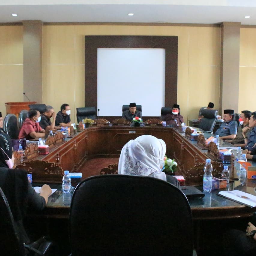 DPRD BENGKULU TENGAH GELAR RAPAT PARIPURNA MENDENGARKAN NOTA PENGANTAR BUPATI TERHADAP DUA RAPERDA