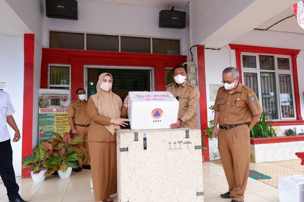 Penyerahan Langsung Alat PCR kepada Pihak RSUD Arga Makmur