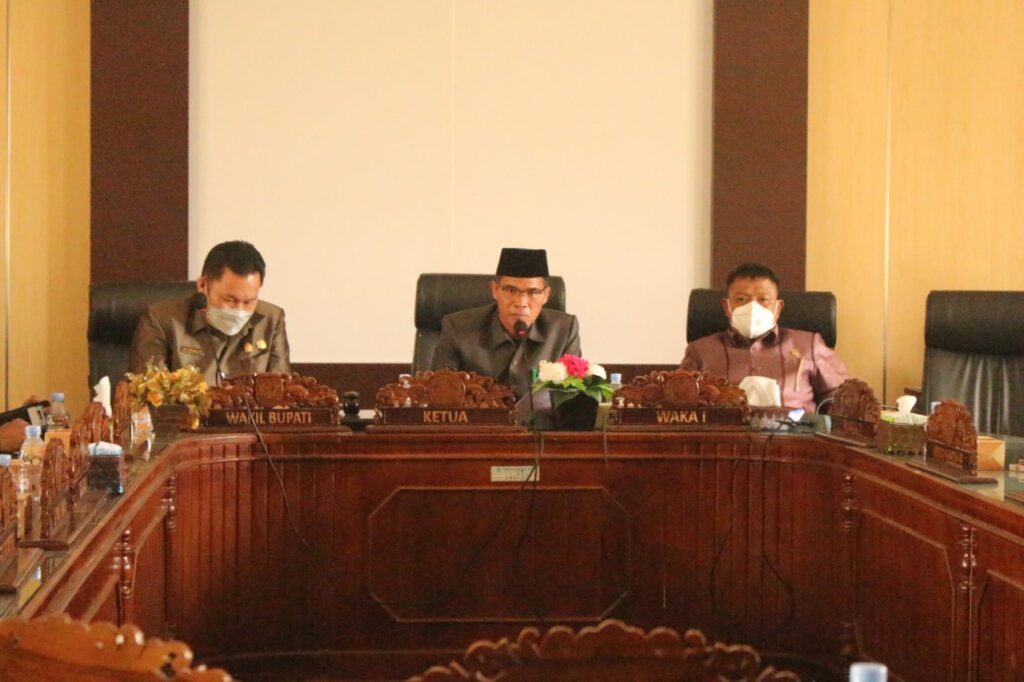DPRD Gelar Rapat Paripurna Pandangan Umum Fraksi-Fraksi Terhadap Dua Raperda